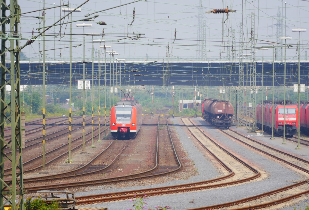Ein umgeleiteter RE 11, an der Spitze 425 561, durchfährt den Neusser Güterbahnhof (29.7.14).