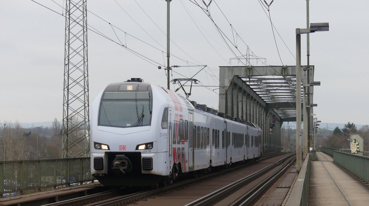 Ein umgeleiteter RE2 nach Koblenz überquert die Mainzer Nordbrücke. Was damals eine Seltenheit war, ist seit wenigen Tagen Alltag, da die Linien RE4 und RE14, die seit Fahrplan nicht mehr in Mainz, sondern bereits in Frankfurt starten, planmäßig diese Strecke nutzen. Aufgenommen am 8.1.2018 11:35