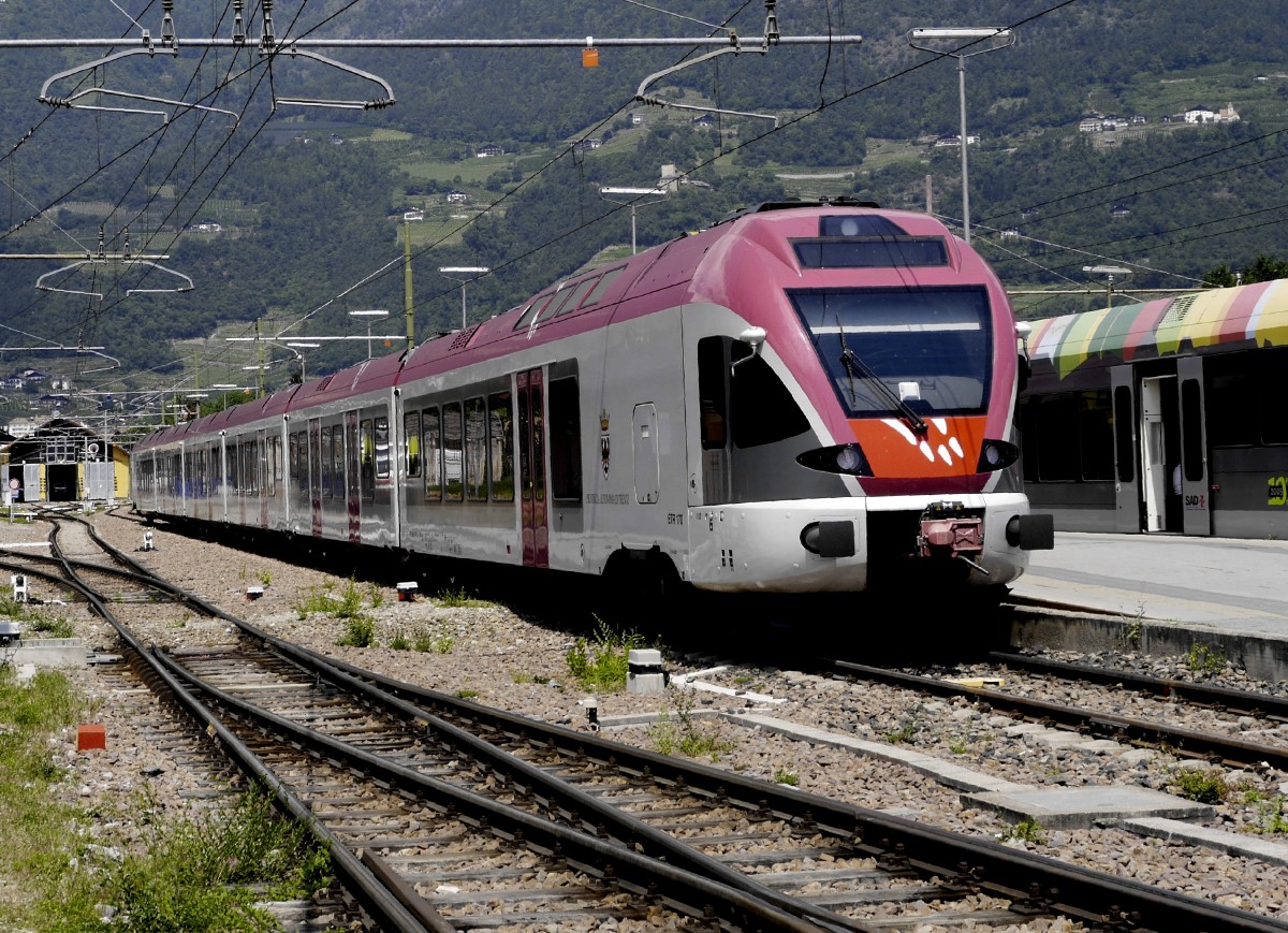 Ein Umlauf der Trenitalia-Wendezüge Meran - Brenner wird durch einen FLIRT der Trenitalia ersetzt, der ein spezielles Design für den Regionalverkehr in der Autonomen Provinz Trento aufweist (ETR 170 110, Meran, 8.6.15).