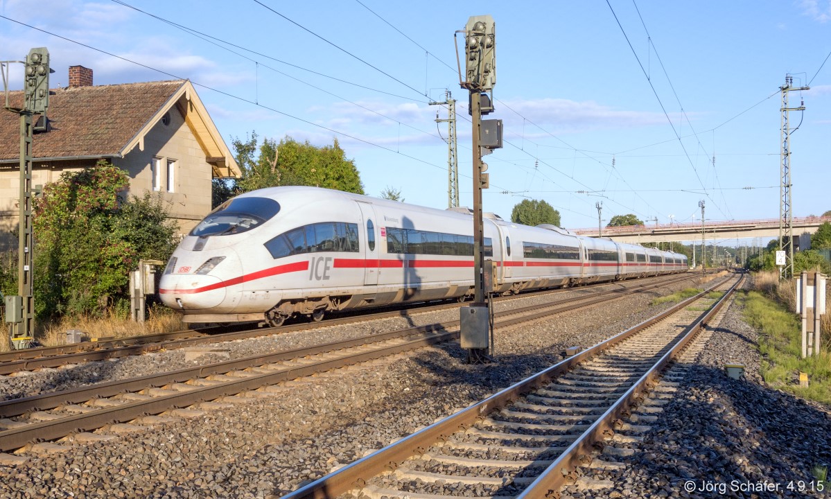 Ein Umleiter-ICE von Hamburg nach München passierte am frühen Morgen des 4.9.15 das ehemalige Bahnwärterhäuschen im Bahnhof Oberdachstetten. Von der Brücke im Hintergrund entstanden die 5 Bilder zuvor und die 3 folgenden.