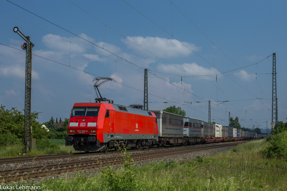 Ein Umleiter mit der 152 099-8 bei Eggolsheim am 07.06.2015