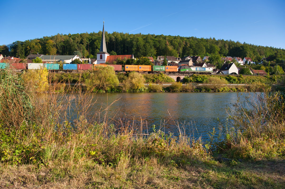 Ein unbekannt gebliebener ELL/WLC Vectron mit einem Containerzug bei Wernfeld Richtung Würzburg, 18.09.2019