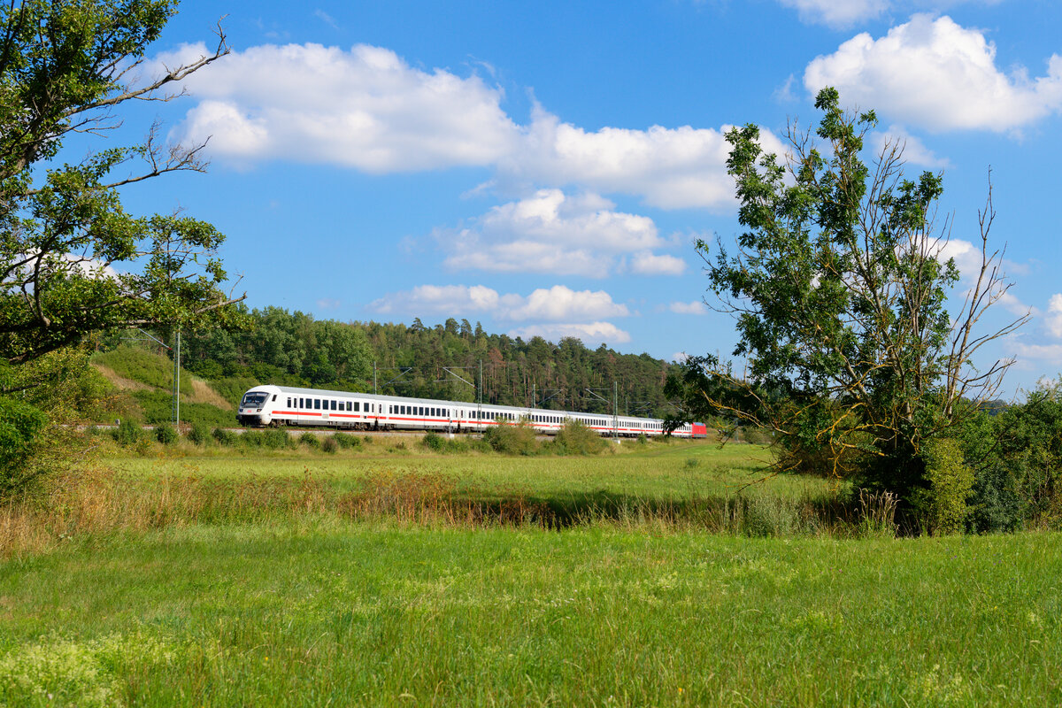 Ein unbekannt gebliebener IC geschoben von 101 015 bei Oberdachstetten Richtung Würzburg, 16.08.2020