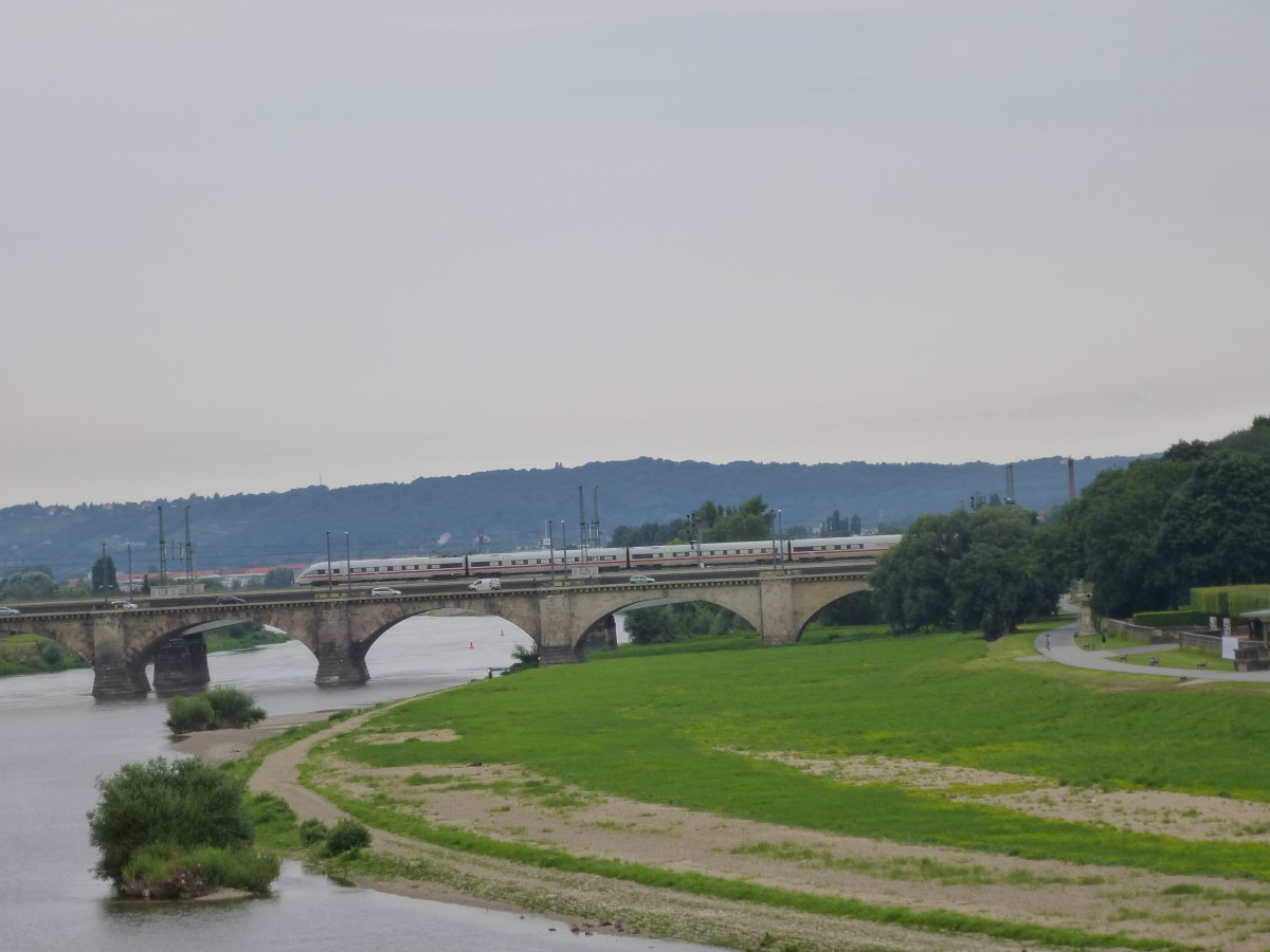 Ein unbekannt gebliebener ICE fährt hier am 09.08.2013 auf der Marienbrücke in Dresden.