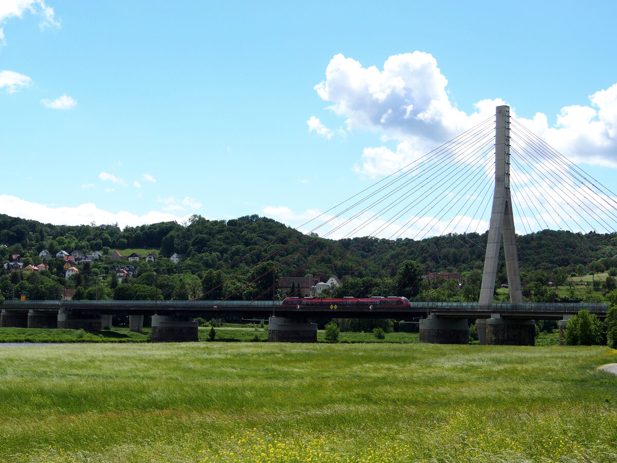 Ein unbekannt gebliebener TalentII fährt über die Elbbrücke Niederwartha.
Der große Pylon gehört zur unmittelbar dahinter liegenden Straßenbrücke über die Elbe.

Leider mit etwas Gegenlicht aufgenommen vom Elberadweg.

Radebeul, der 28.05.2022