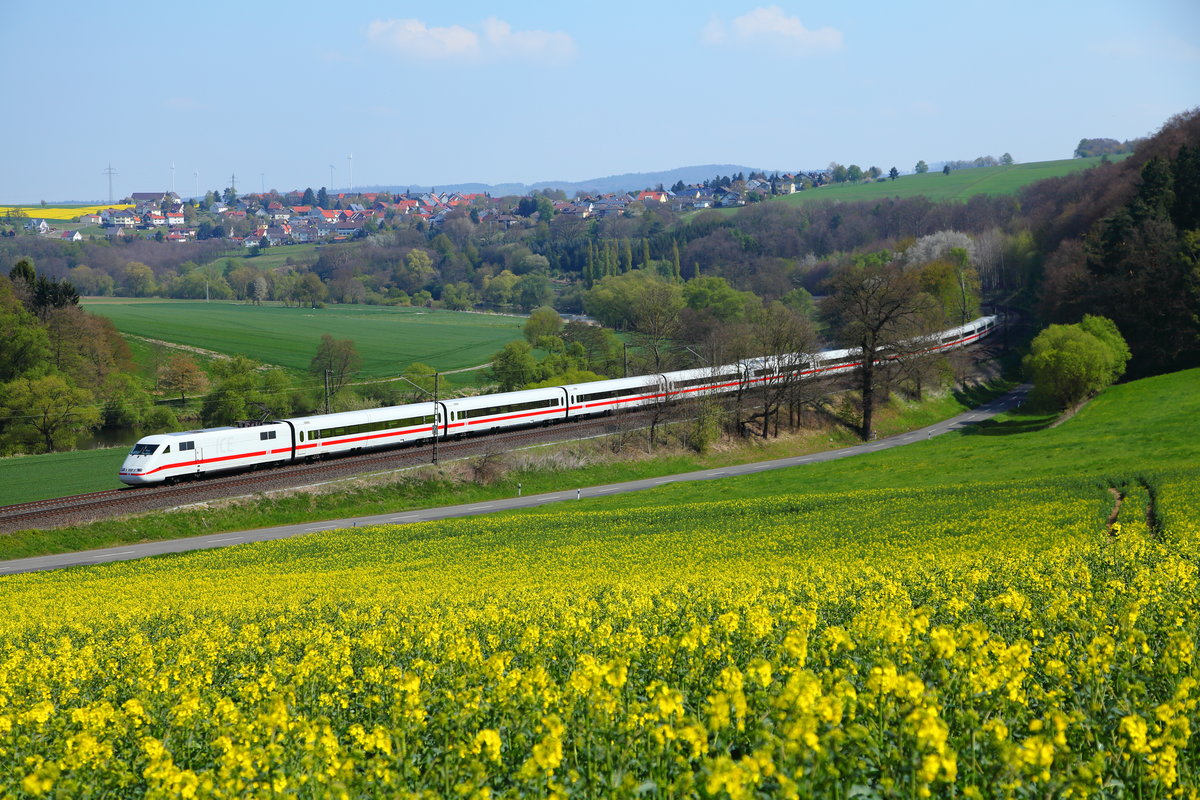 Ein unbekannter 401 als ICE 279 nach Basel am 30. April 2017 bei Altenbrunslar. Durch eine Baustelle bei Wächstersbach musste der Zug ab Kassel-Wilhelmshöhe über die Main-Weser-Bahn umgeleitet werden.