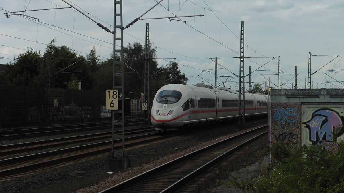 Ein unbekannter 403er auf der SFS Frankfurt Köln bei der Durchfahrt durch Spich.
Der Zug fuhr Richtung Köln.

Spich
04.08.2017