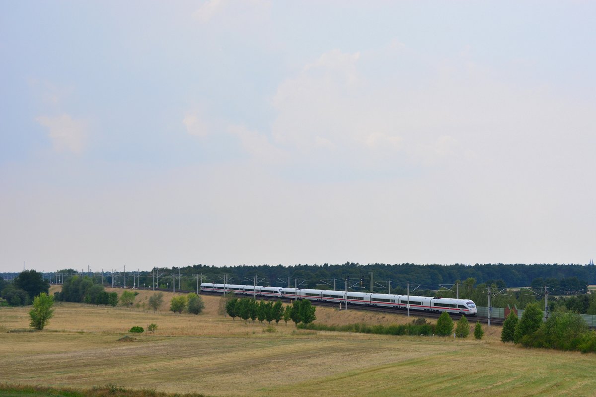 Ein unbekannter 411 rauscht mit einem unbekannten 415er geimsam an Stendal vorbei gen Rathenow.

Staffelde 22.07.2018