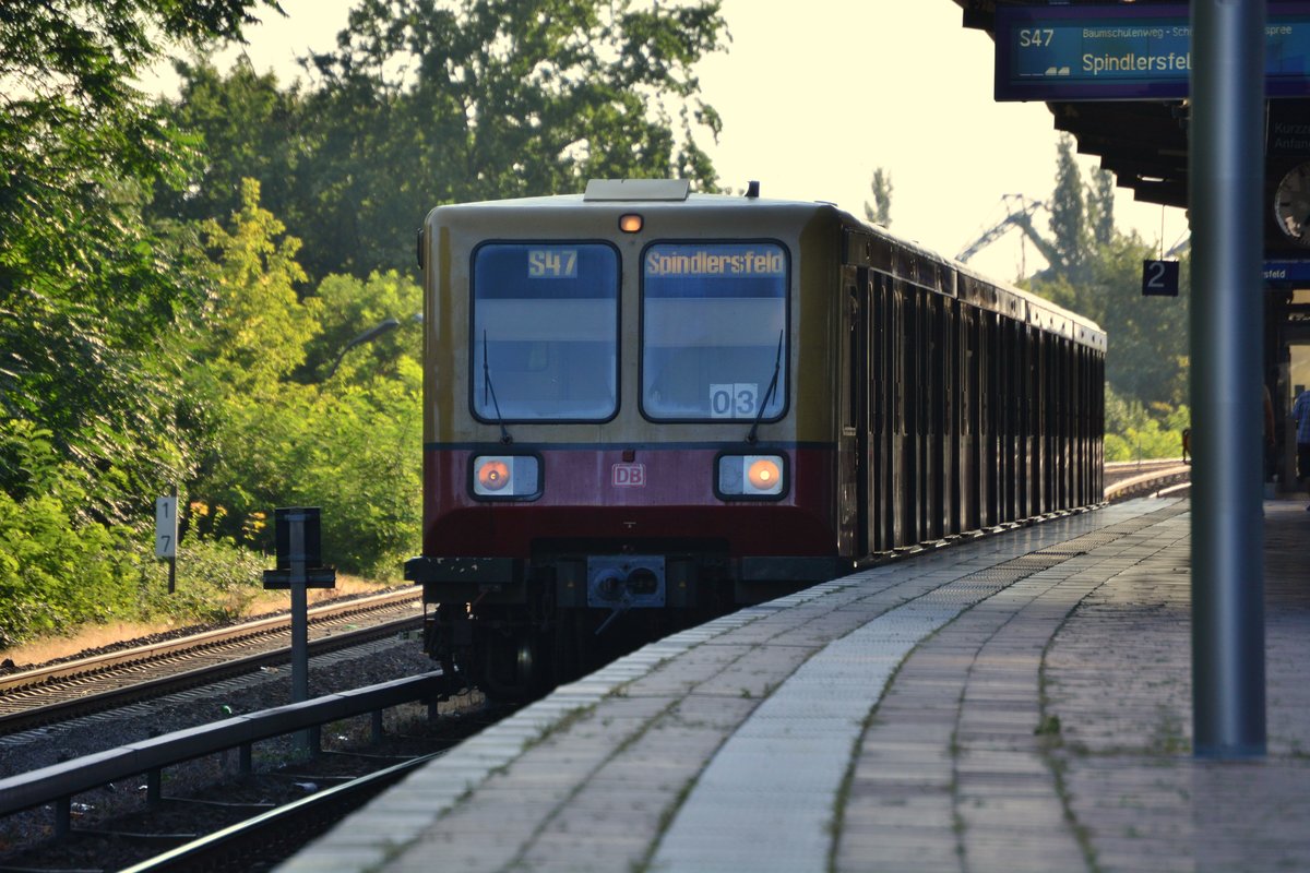 Ein unbekannter 485er wartet am Haltepunkt Köllnische Heide auf Abfahrt.

Berlin Köllnische Heide 24.07.2018