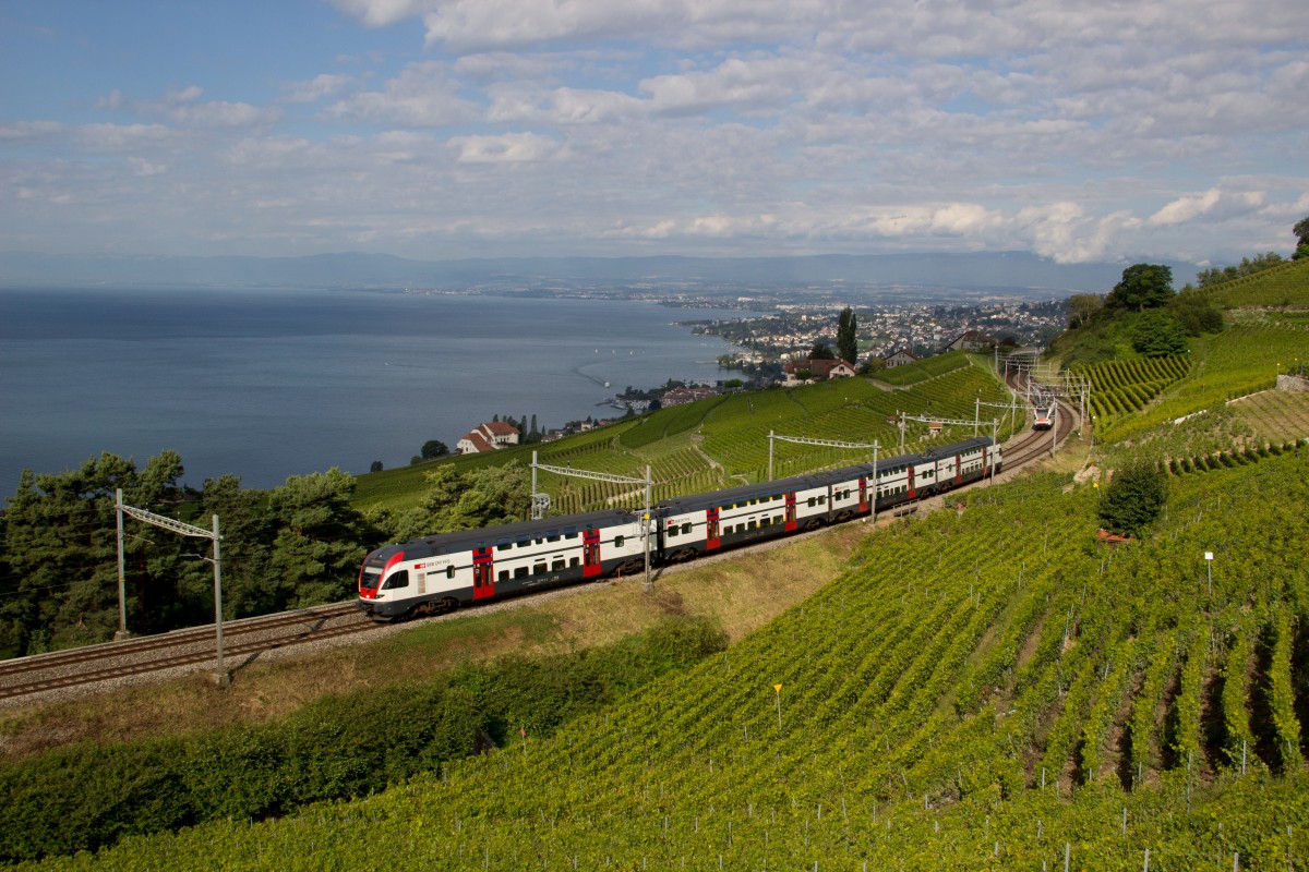 Ein Unbekannter 511 als RE 2611 (Geneve - Romont) bei Grandvaux am 22.08.14