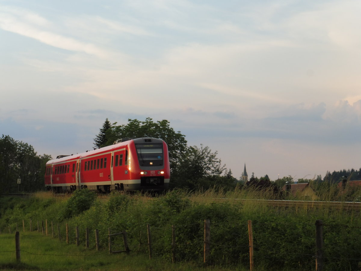 Ein unbekannter 612 als RE Leutkirch - Lindau Hbf, eilt im Mai 2018 in Richtung Hergatz. 