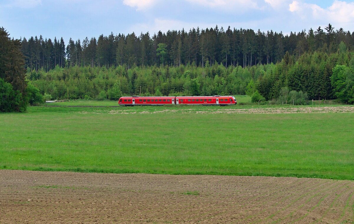 Ein unbekannter 612er ist als RE 35 Bamberg - Hof unterwegs.
Nachdem der Triebwagen die Schiefe Ebene überwunden hat, geht es zwischen Marktschorgast und Münchberg über eine Hochebene.
Hochfranken heißt diese Region. 
Hinter Münchberg geht es langsam hinab ins Tal der Sächsischen Saale.
Am 18.05.2022 fuhr der 612er zwischen Pulschnitzberg und Poppenreuth vor die Kamera.