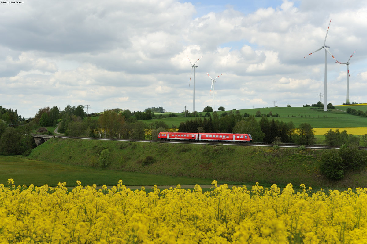 Ein unbekannter 612er passiert den Bahndamm bei Schwingen und wird in Kürze durch Oberkotzau fahren, 20.05.2016