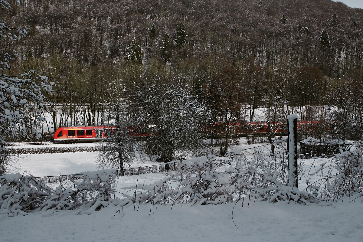 Ein unbekannter 620 hat am 28.02.2020 den Bahnhof Urft (Steinfeld) verlassen und fährt weiter in Richtung Köln