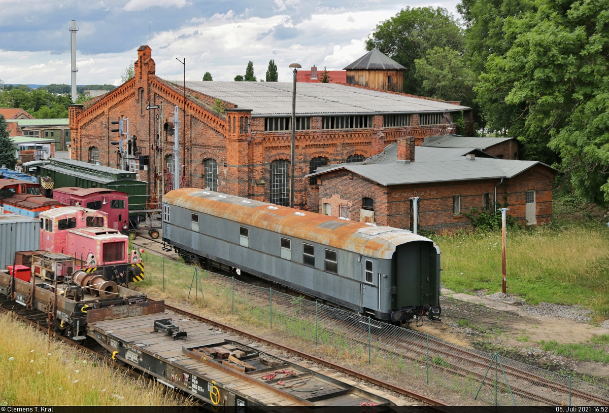 Ein unbekannter Gepäckwagen der ehemaligen Bundesbahn (Gattung Dm?) wurde am alten Lokschuppen des Bahnhofs Aschersleben an der Magdeburger Chaussee (B 180) geparkt.

🧰 Eisenbahnclub Aschersleben e.V. (ECA)
🕓 5.7.2021 | 16:52 Uhr