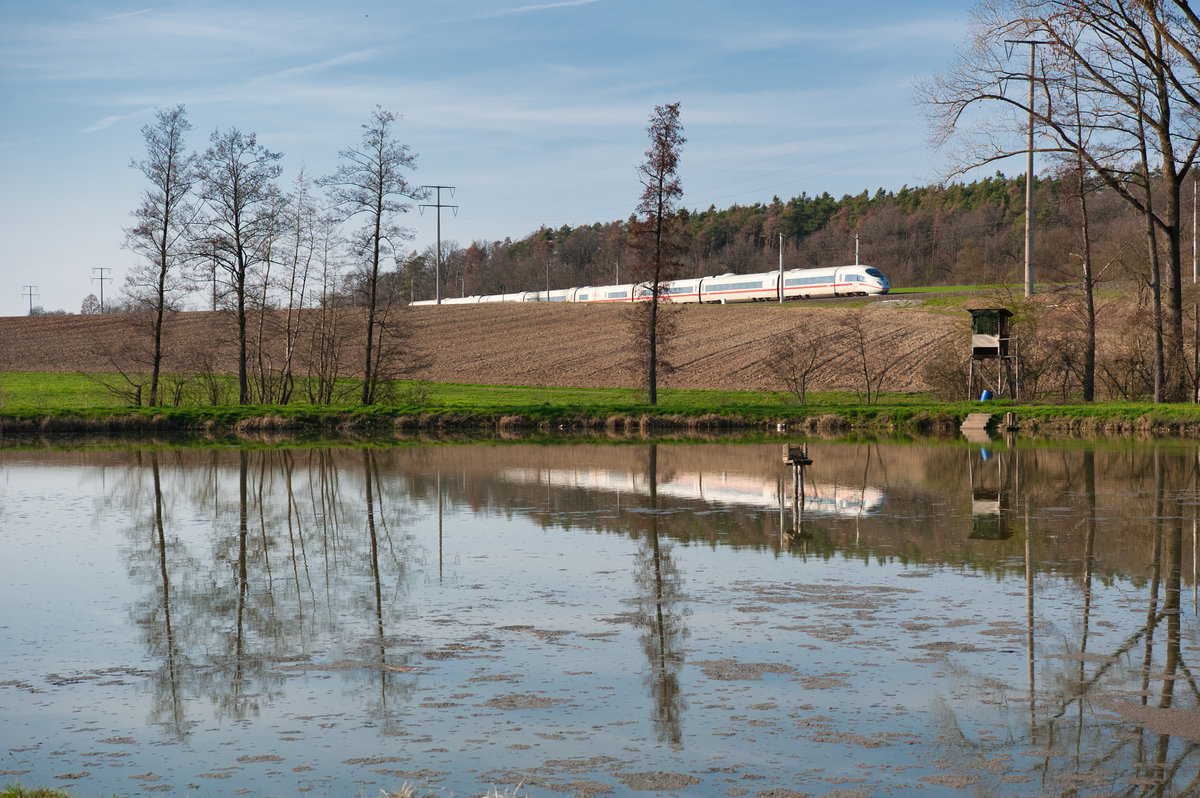 Ein unbekannter ICE 3 als ICE 622 von München Hbf nach Dortmund Hbf bei Neustadt a. Aisch, 30.03.2019