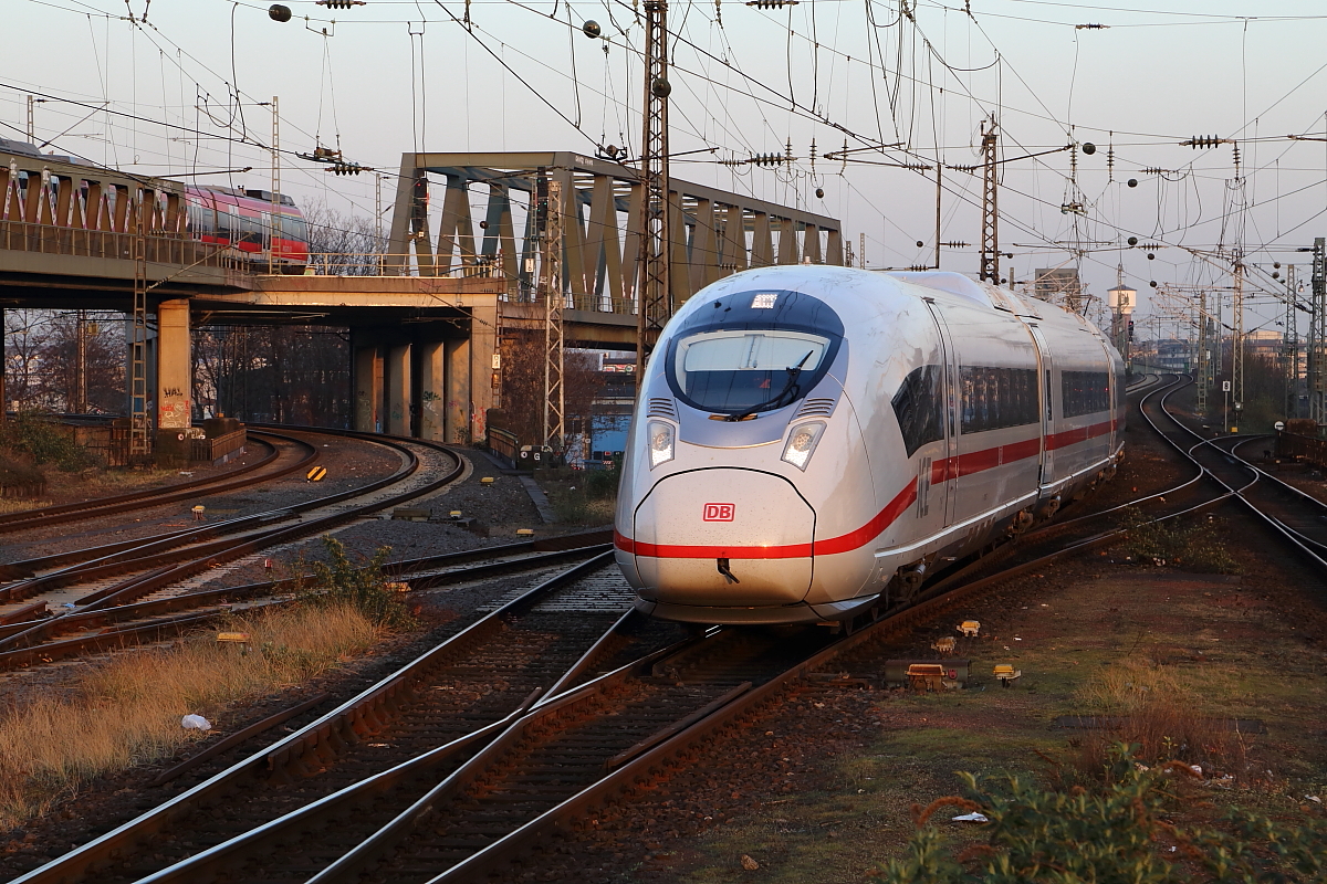 Ein unbekannter ICE 4 (Velaro D), am Abend des 13.03.2014, bei der Einfahrt in den Bahnhof Köln-Deutz.