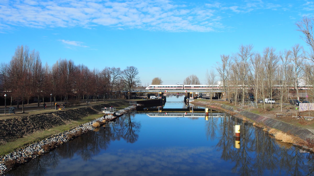 Ein unbekannter ICE-T befährt den Berliner Nordring von B-HBF Richtung B-Spandau, hier auf Höhe der Sickingenbrücke, bei spiegelglattem Wasser.

Berlin, der 24.02.2019