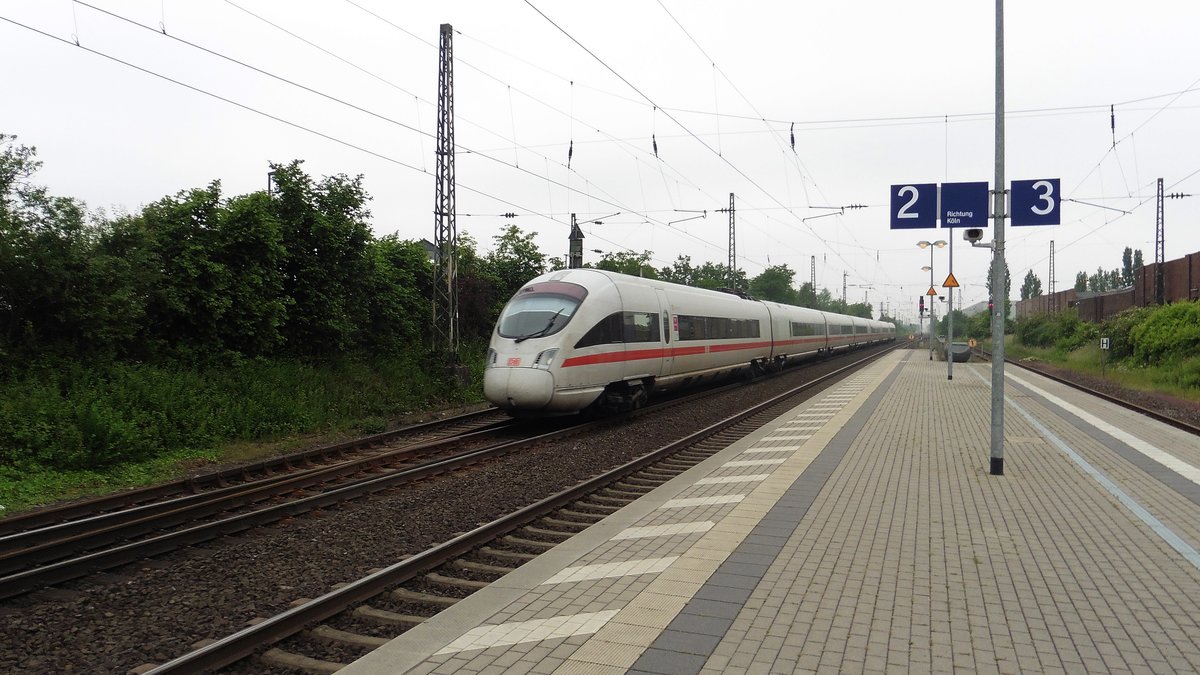 Ein Unbekannter ICE-T der DB Fernverkehr kammen aus Richtung Köln durch Sechtem in Richtung Bonn (Koblenz).

28.05.2016
Sechtem