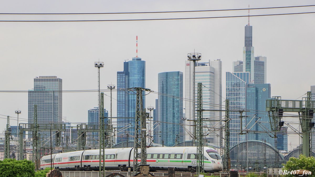 Ein unbekannter ICE T erreicht Frankfurt. 
