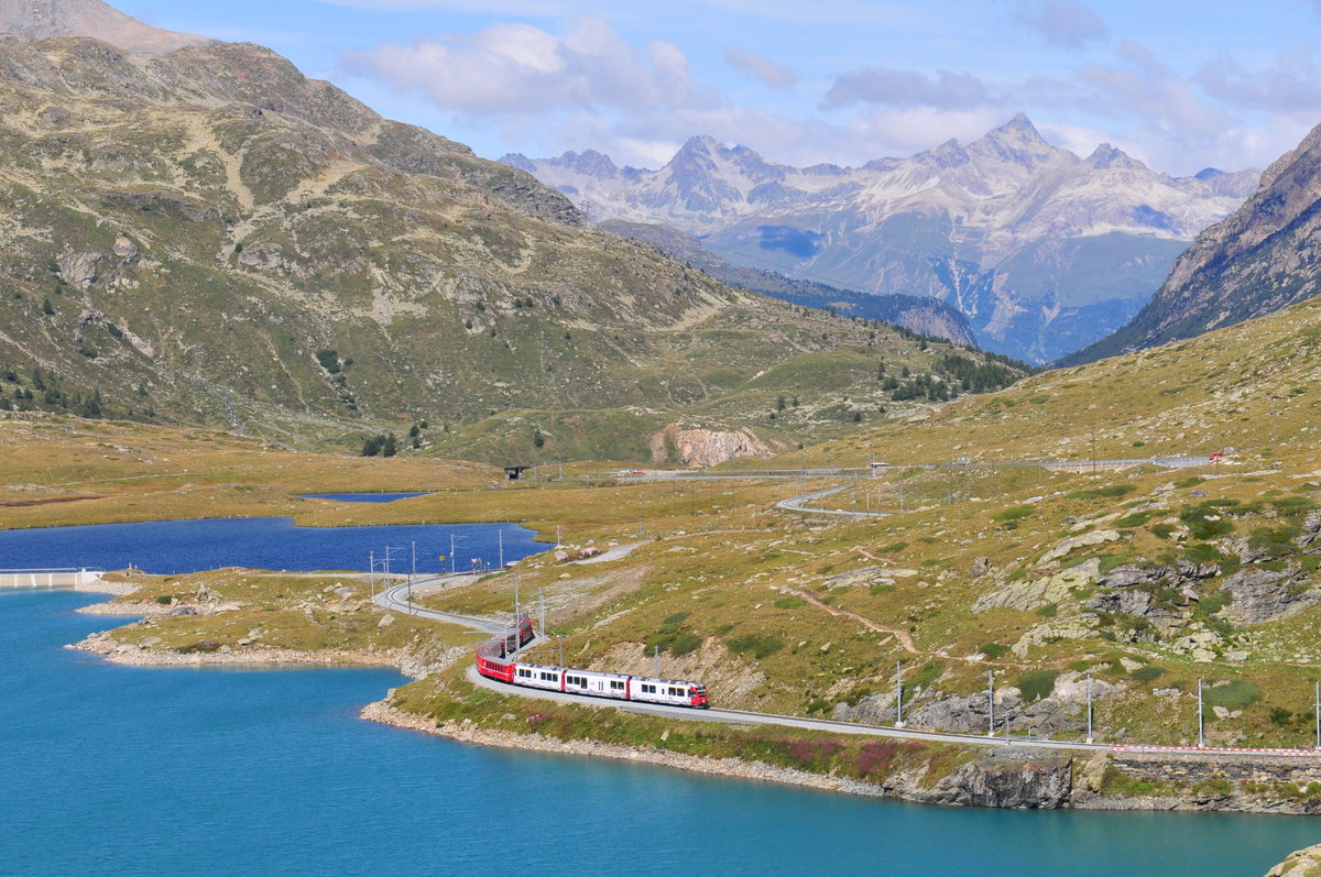 Ein unbekannter IR der RhB am Lago Bianco unweit der Station Ospizio Bernina 2253m am 26.08.2018