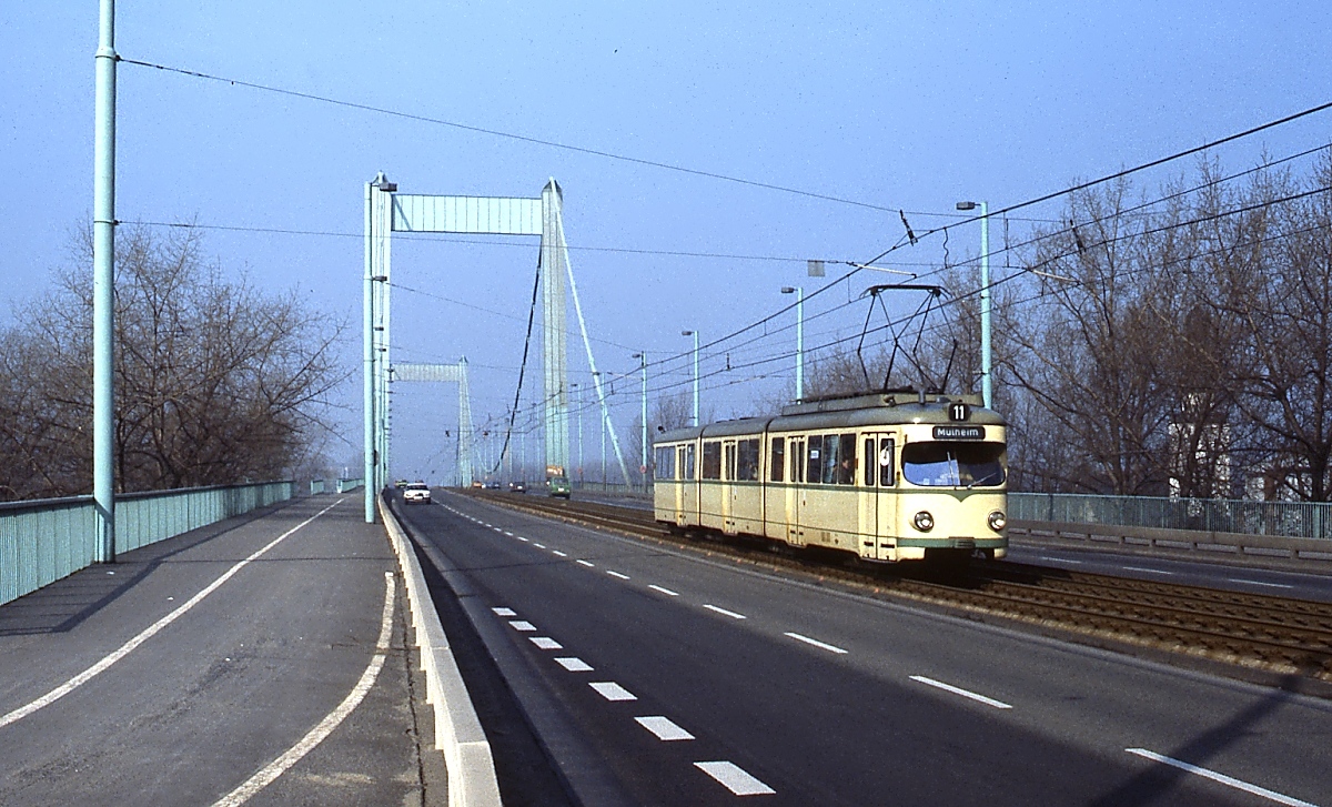 Ein unbekannter KVB-Achtachser überquert Mitte der 1980er Jahre als Linie 11 die Mülheimer Rheinbrücke