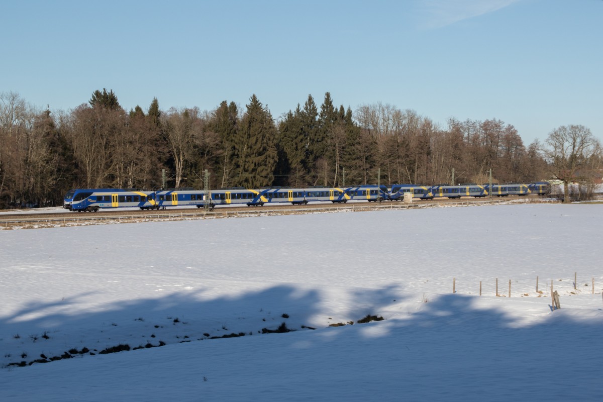Ein unbekannter Meridian fährt am 20. Februar 2015 durch die winterliche Landschaft bei Übersee.
