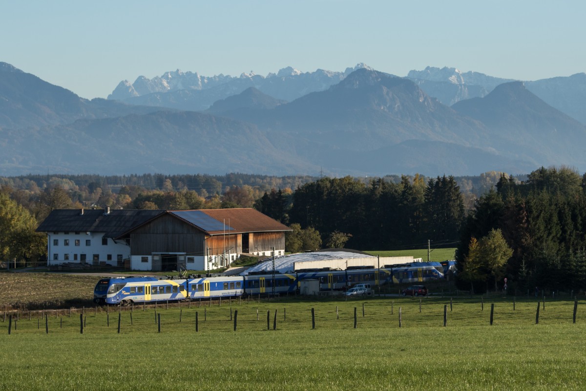 Ein unbekannter Meridian fährt am 24. Oktober 2015 am BÜ Vogl vorbei in Richtung Rosenheim.