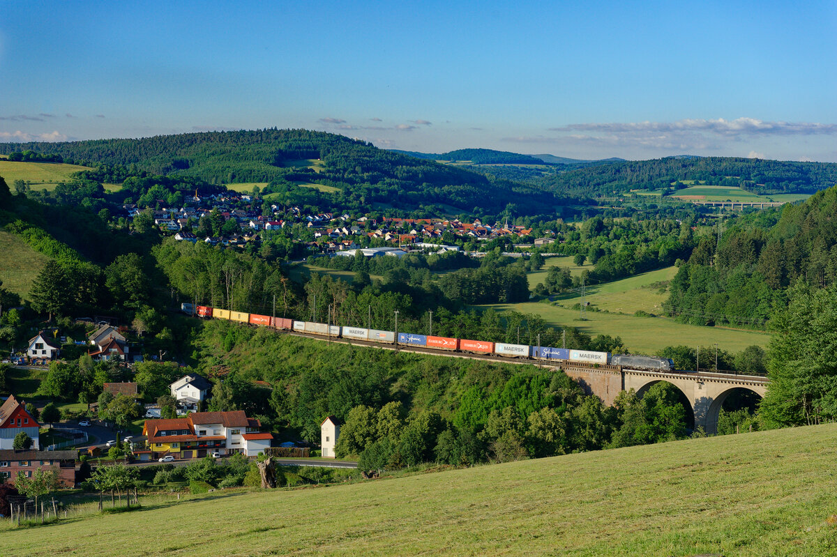 Ein unbekannter MRCE/boxxpress Vectron mit einem Containerzug bei Jossa Richtung Gemünden, 12.06.2020