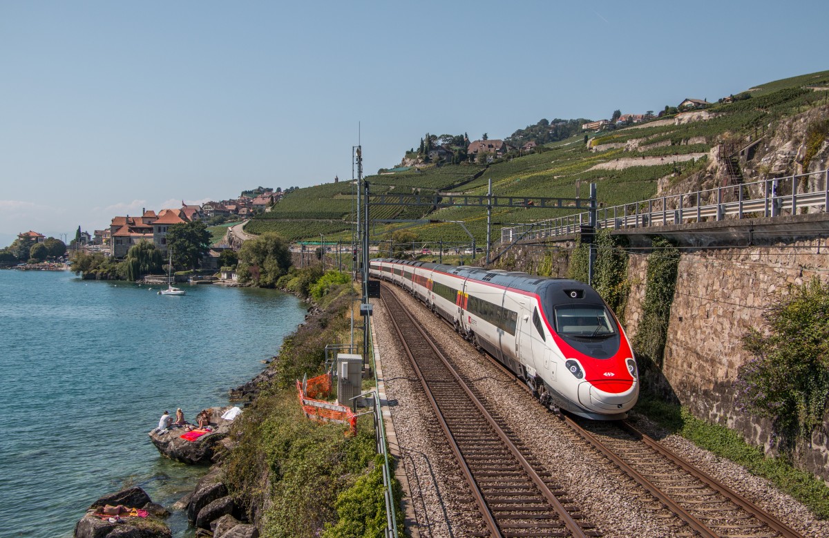 Ein unbekannter RABe 503 unterwegs am Genfersee (bei Rivaz) als EC nach Milano Centrale. 30.08.2015