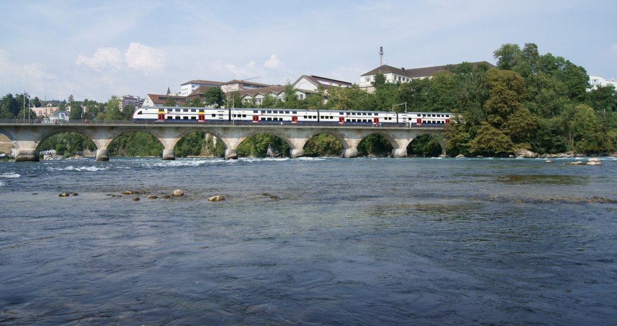 Ein unbekannter RABe 511 ist als S19663 auf dem Weg nach Zürich und überquert dabei den Rhein oberhalb des Rheinfalls bei Neuhausen. (09.08.2015)