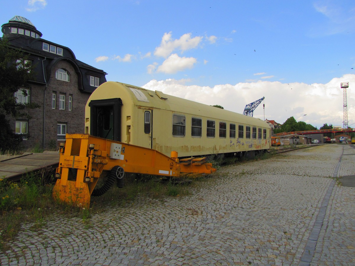 Ein unbekannter Reisezugwagen am 18.07.2015 in Ilmenau.