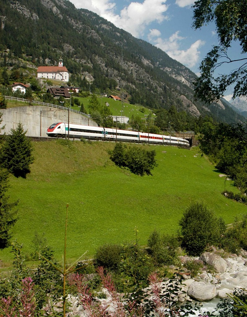 Ein unbekannter SBB RABDe 500 (ICN) verlässt am 13.08.09 auf der unteren Trasse in Wassen den Kirchbergtunnel Richtung St. Gotthard.
