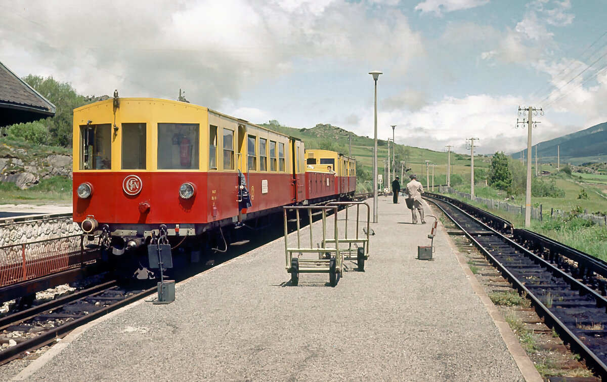 Ein unbekannter Schmalspur-Stromschienen-Triebwagen der Ligne de Cerdagne  Train jaune , noch mit dem früheren SNCF-Logo, im Jahr 1981 am höchstgelegenen Bahnhof der SNCF Font Romeu. Die nur seitlich abgedeckten Stromschienen, die von den Tw. von oben abgegriffen wurden, sind gut erkennbar.