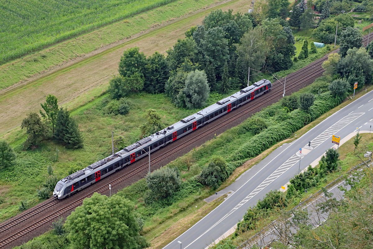 Ein unbekannter Talent 2 der Abellio nähert sich am 05.08.2021 auf seiner Fahrt als RB 74667 von Saalfeld nach Halle (Saale) dem Bahnhof Dornburg.