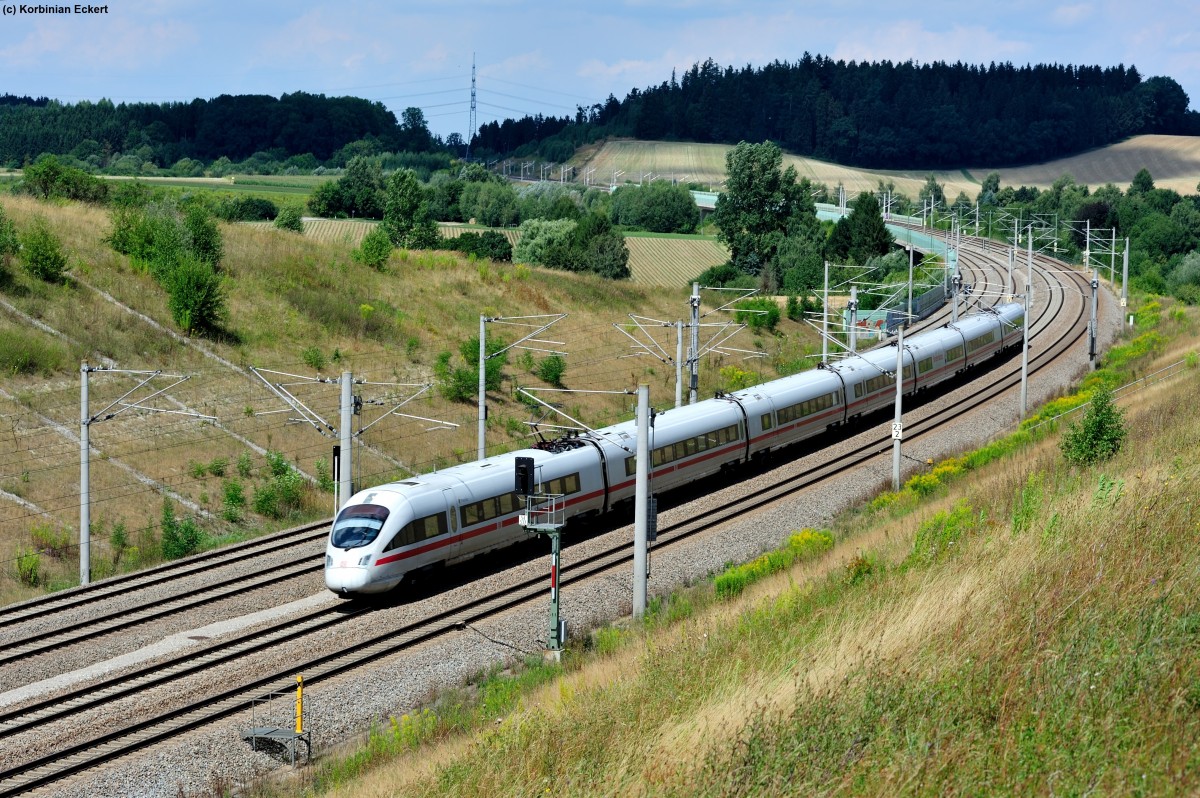 Ein unbekannter Triebwagen der Baureihe 411 mit einem ICE (vermutlich Berlin-München) nach München Hbf bei Hebertshausen, 13.08.2013