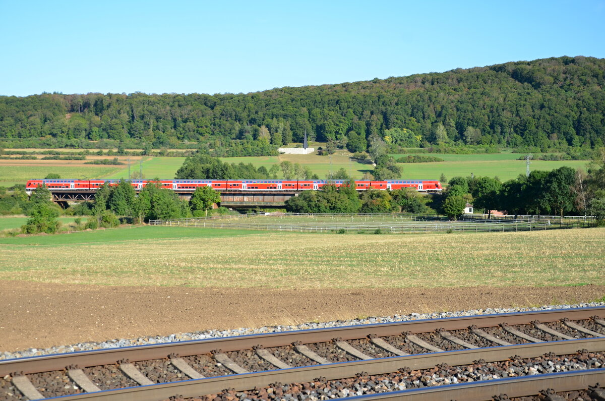 Ein unbekannter Triebzug der Baureihe 445 Twindexx steht vor dem Einfahrtssignal des Bahnhofs Treuchtlingen. (Aufgenommen am 02.09.2022)