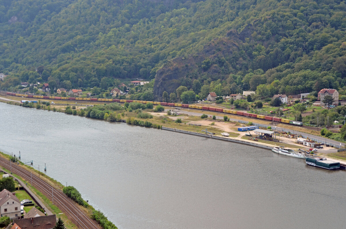 Ein unbekannter Vectron von CZ-Train schleppte am 31.08.24 einen langen Containerzug durch Usti-Vanov Richtung Usti n.L., fotografiert von der Burg Strekov aus.