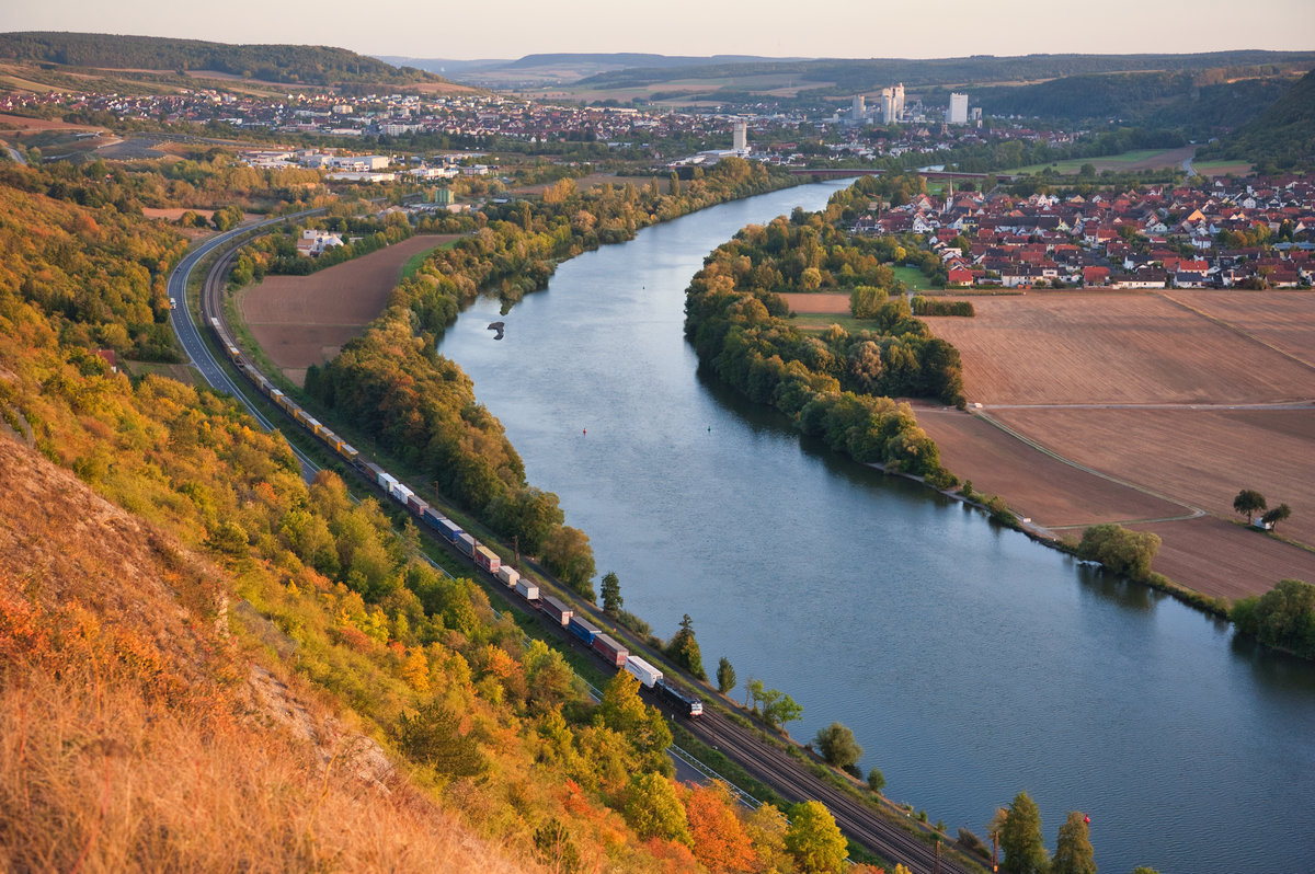 Ein unbekannter Vectron von MRCE mit einem KLV-Zug bei Karlstadt Richtung Gemünden, 18.09.2019