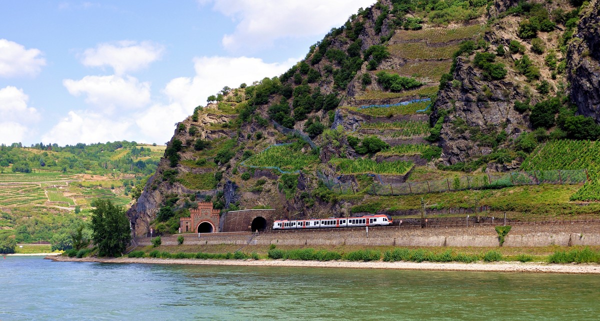 Ein unbekannter VIAS-Triebzug der BR 428 befindet sich als RB 10 (25066)  RheingauLinie  am 16.08.12 auf der rechten Rheinstrecke auf dem Weg von Kaub nach Koblenz Hbf kurz vor der Einfahrt in den Roßbergtunnel (gegenüber von Oberwesel). Das Foto wurde von einem Fahrgastschiff aus gemacht.