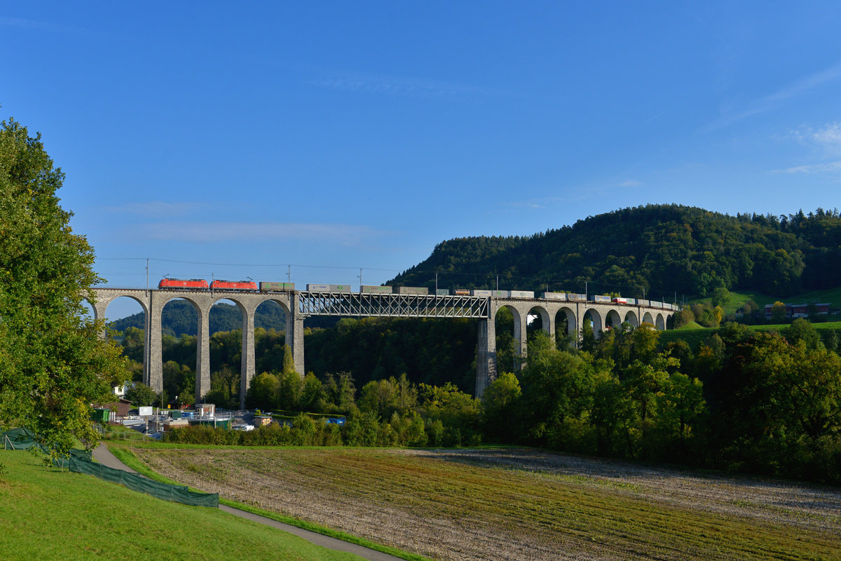 Ein unbekanntes 185 Doppel mit einem KLV am 23.09.2017 bei Eglisau. 