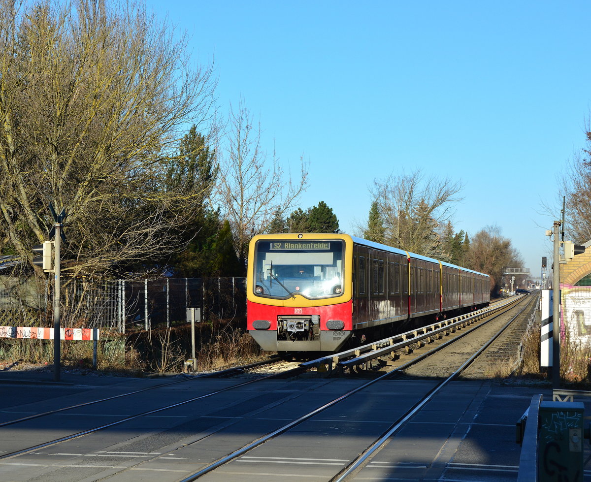 Ein unbekanntes 481er Doppel rollt in die S-Bahn Station Buckauer Chaussee ein.

Berlin Marienfelde 08.01.2018
