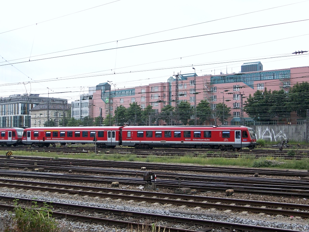 Ein unbekanntes VT628-Doppel steht im Gleisvorfeld des Münchner Hauptbahnhofs und wartet auf weitere Einsätze.
Aufgenommen am 10.7.2013 vom Bahnsteig des Haltepunkts Hackerbrücke aus.