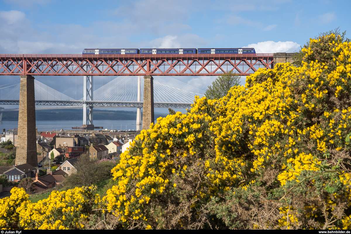 Ein unbeklebter ScotRail Class 170 am 27. April 2019 als Fife Circle Service von Glenrothes with Thornton nach Edinburgh Waverley auf der Forth Bridge in North Queensferry.