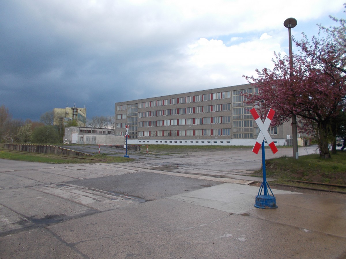 Ein unbeschrankter Bahnübergang in Grimmen Schützenplatz am 01.Mai 2015.
