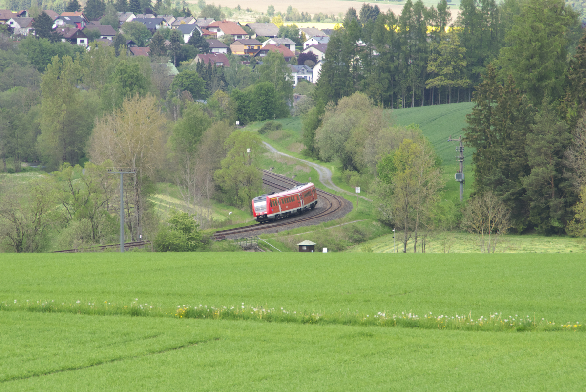 Ein ungekannter 612er ist als RE auf der Relation Hof - Bayreuth - Nürnberg unterwegs. Der Triebwagen legt sich elegant in die vielen Kurven im Tal der Sächsischen Saale bei Förbau. 19.05.2019