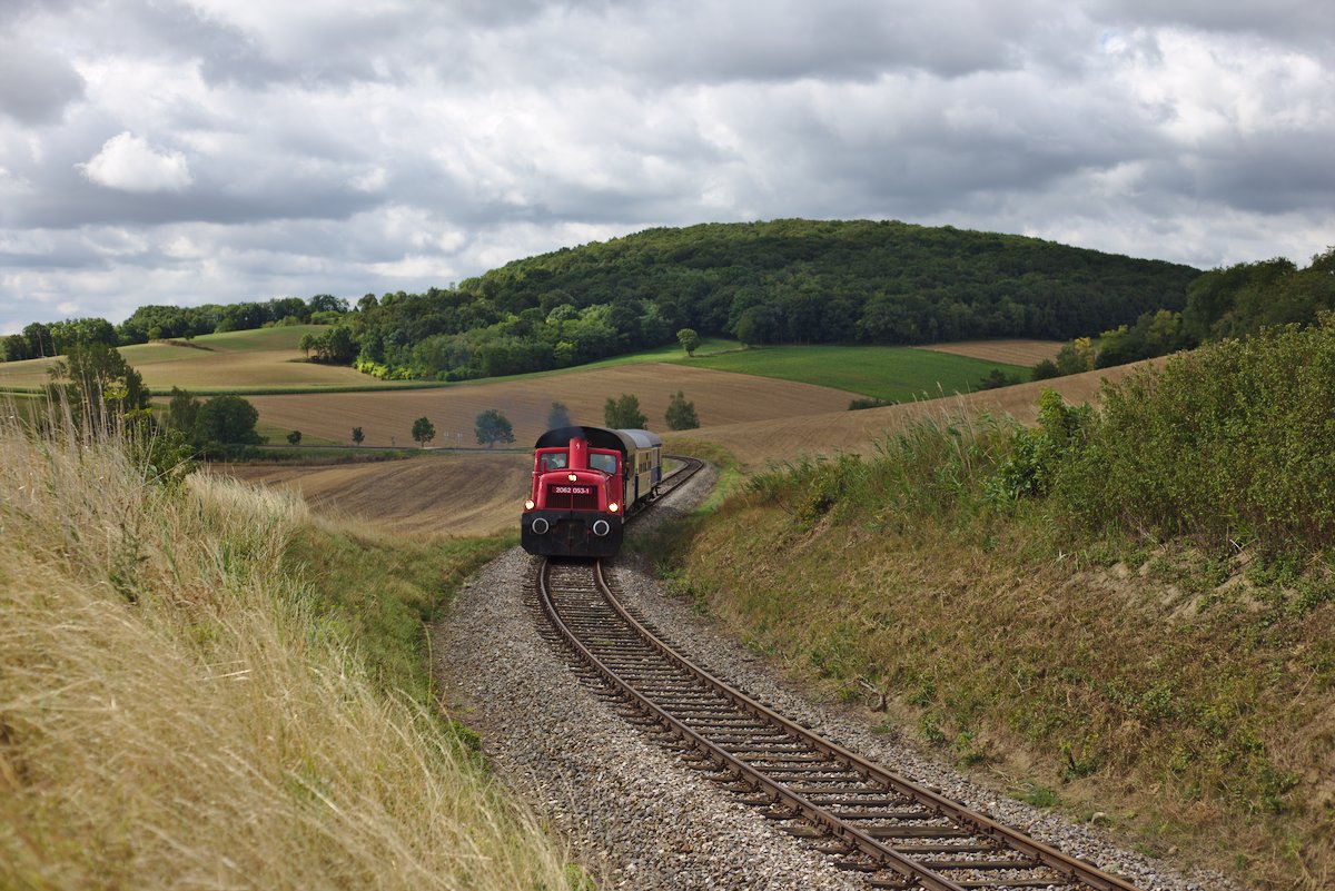 Ein ungewöhnlich kurzer Nostalgie-Express unterwegs nach Ernstbrunn. Entstanden ist die Aufnahme des Zuges mit der 2062 053 kurz nach Wetzleinsdorf. (12.08.2017)