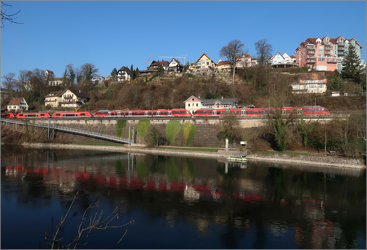 Ein ungewöhnlich langer Regionalzug - 

... steht hier scheinbar im Bahnhof Laufenburg (Baden) mit drei Coradia A - und zwei Talent-Triebwagen. Während der linke Zugteil nach Basel fährt, ist der rechte Zugteil in Richtung Waldshut unterwegs.

25.03.2022 (M)



