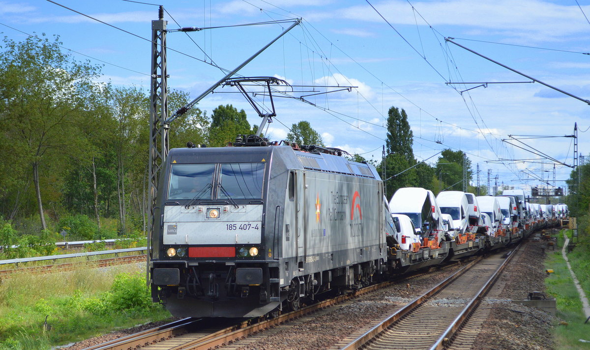 Ein ungewöhnlicher PKW Transportzug mit ungewöhnlichen PkW-Transportwagen am Haken von TXL was auch eher ungewöhnlich in unserer Region ist. Jedenfalls kam TXL - TX Logistik AG, Bad Honnef [D] mit  185 407-4  [NVR-Nummer: 91 80 6185 407-4 D-DISPO] und einem PKW-Transportzug mit wascosa Container-Gelenkwagen mit Spezialaufsätzen zum Transport von PKW/Nutzfahrzeugen (bisher bei uns noch nie gesehen) mit fabrikneuen VW Transporter Modellen wie wir sie von den Zügen aus Polen fast täglich kennen aus Richtung Industrieübergabe Berlin Nordost durch Bf. Berlin Hohenschönhausen gefahren, 31.08.20 
