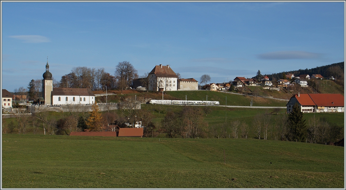 Ein ungewohnt grüner TPF Flirt als RE Fribourg - Bulle bei Vaulruz am 15. Nov. 2015.